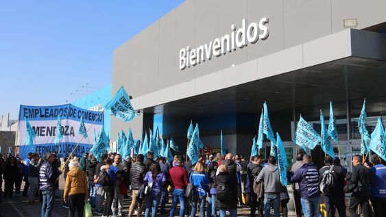 Afiliados del CEC en medio de una protesta.