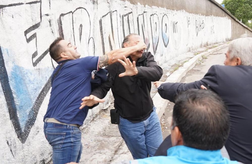 Así agredieron a Sergio Berni, ministro de Seguridad bonaerense, en la protesta por el colectivero asesinado (Foto: Maxi Failla / Clarín)