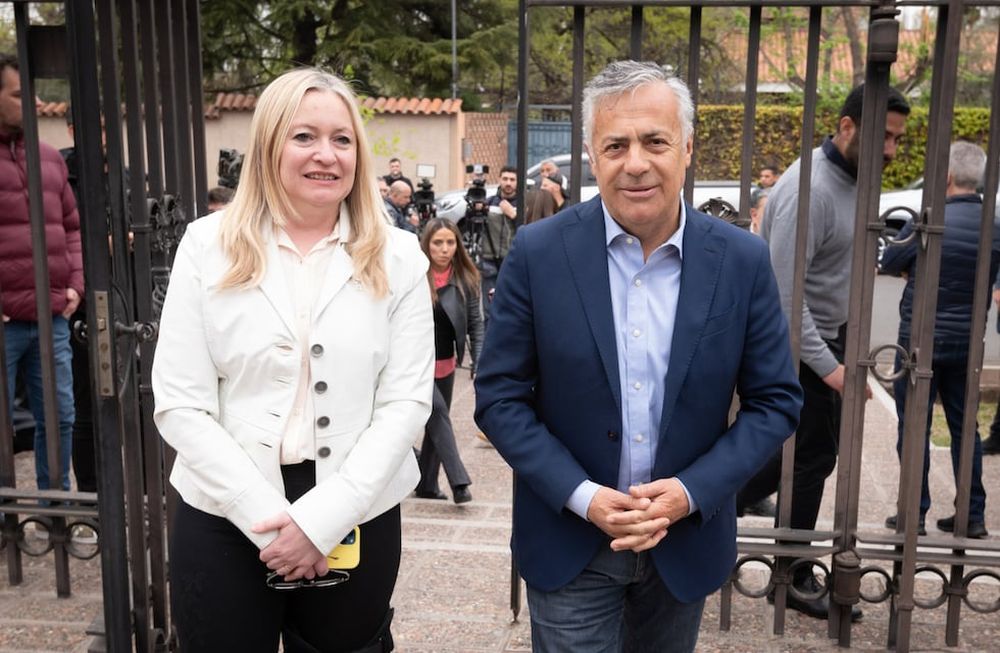 El gobernador Rodolfo Suarez recibió al gobernador electo Alfredo Cornejo y a su vicegobernadora Hebe Casado, compartieron un desayuno de trabajo en la residencia oficial.Foto: Ignacio Blanco / Los Andes