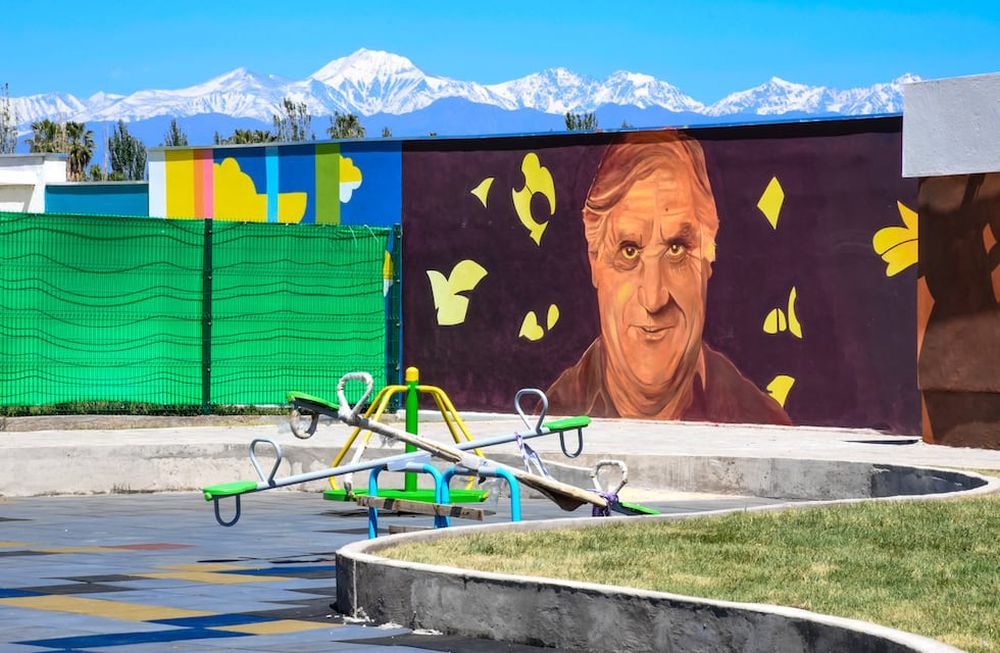 La plaza está ubicada en la intersección de las calles Carlos Rodríguez y María Elena Walsh, a la altura del barrio Leonángeli de Los Corralitos.