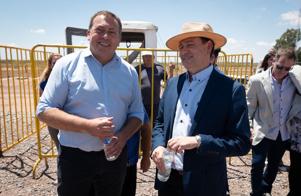 El presidente Alberto Fernández arribó este miércoles a Mendoza para inaugurar la ampliación de la Planta Depuradora de Líquidos Cloacales El Paramillo, en el departamento de Lavalleintendente de Lavalle Roberto Righi junto al intendente de Tunuyán Martín AveiroFoto: Ignacio Blanco / Los Andes