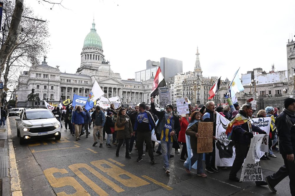 La marcha que los jubilados realizan todos los miércoles con distintos reclamos al Gobierno se trasladó hoy del Congreso a Plaza de Mayo.