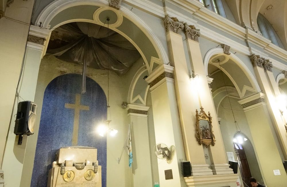 Del lado Sur del templo el cielorraso está en muy mal estado debido a las filtraciones por lluvias. Debajo descansan los restos de Merceditas, su esposo y su hija. | Foto: Ignacio Blanco / Los Andes