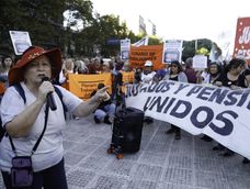 Los jubilados y organizaciones sociales llevaron adelante hoy una nueva marcha en los alrededores del Congreso mientras los diputados concretaban la sesión preparatoria.