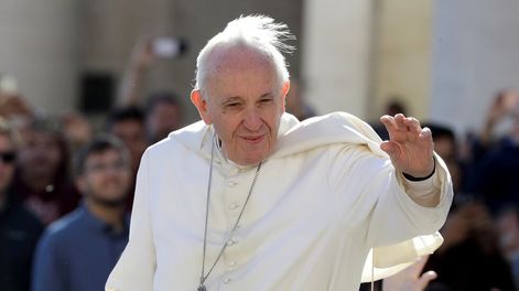Susto en el Vaticano: Francisco se cayó cuando regresaba a pie a su residencia