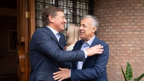 Los Andes | El gobernador Rodolfo Suarez recibió al gobernador electo Alfredo Cornejo y a su vicegobernadora Hebe Casado, compartieron un desayuno de trabajo en la residencia oficial.Foto: Ignacio Blanco / Los Andes