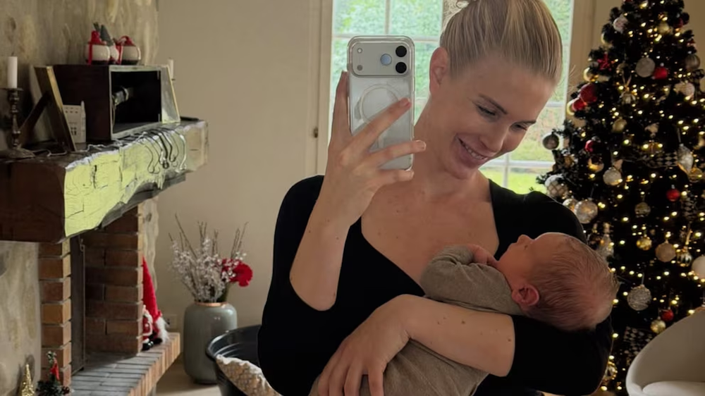 Maxi López regresó a Suiza con su familia tras casi dos meses en Argentina.