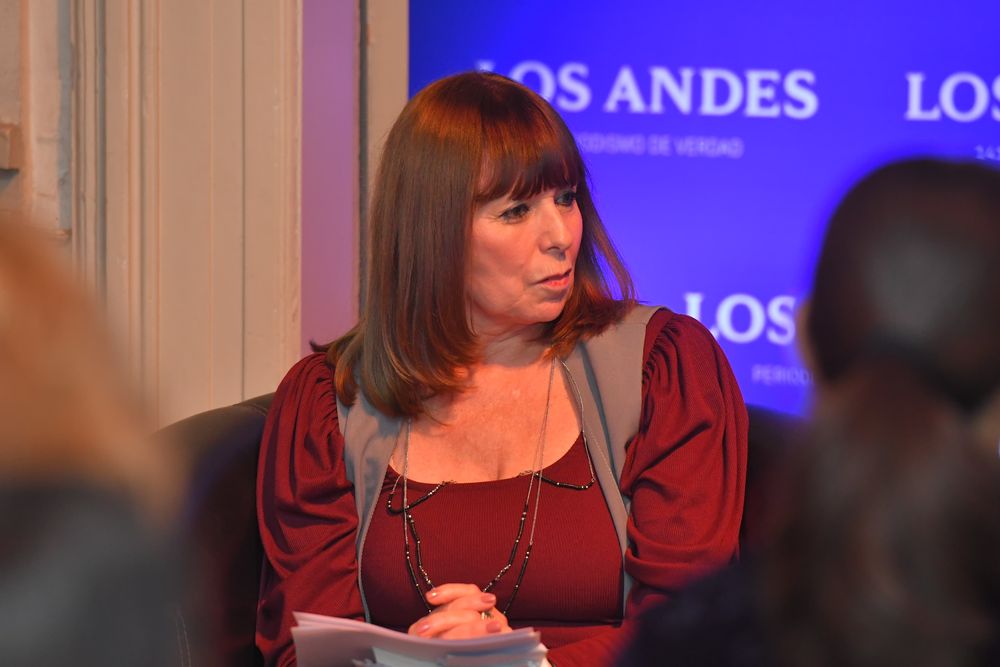Alejandra Massi fue una de las dos presentadoras del nuevo libro de la reconocida historiadora Beatriz Bragoni en el edificio de Diario Los Andes
