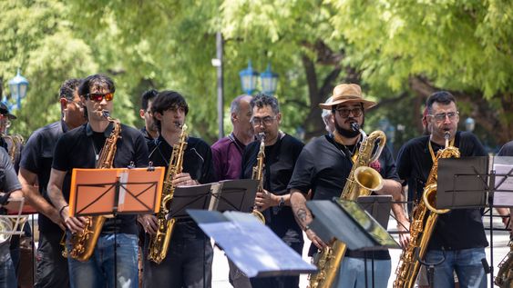 el vi mendoza sax fest se despidio con una actuacion callejera en el corazon de la ciudad de mendoza