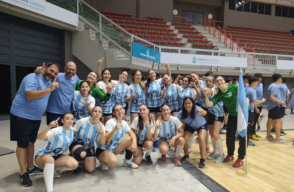 La Selección Argentina A de balonmano de damas, se consagró campeona del Torneo Sur Centro al superar a Brasil, por 22 a 20 ,en una final apretadísima, que se jugó en el estadio Arena Aconcagua.