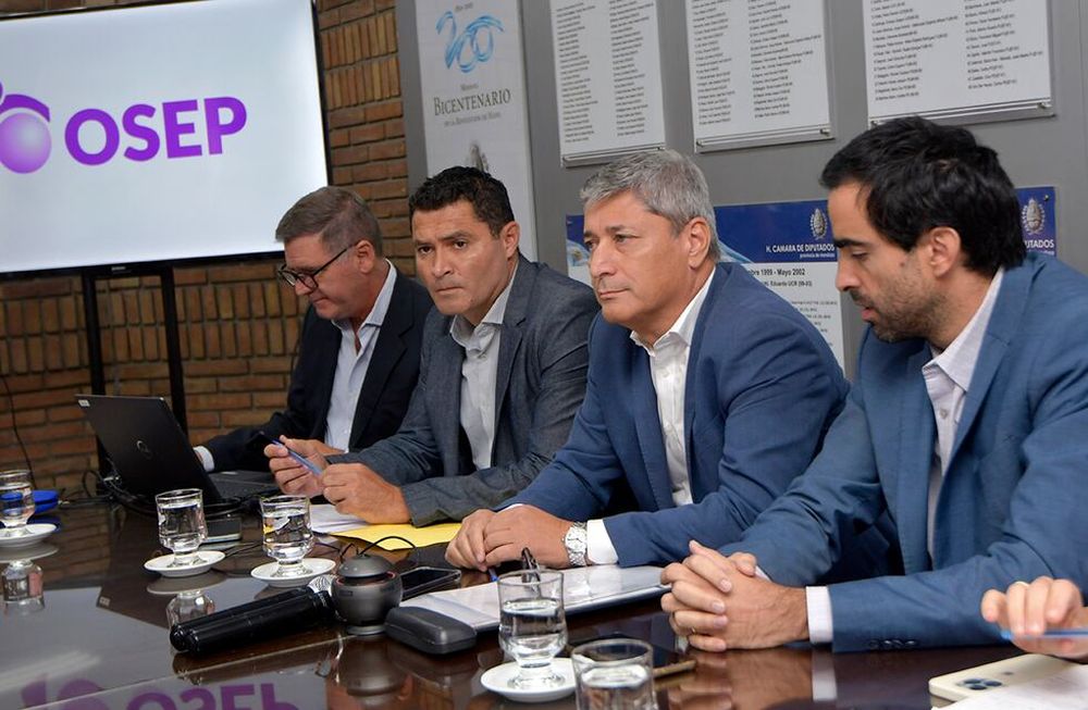 El titular de la Obra Social de los Empleados Públicos ( OSEP ), Carlos Funes junto al Ministro de Hacienda y Finanzas Victor Fayad esta mañana en el Anexo de la Legislatura Provincial, Cámara de DiputadosFoto: Orlando Pelichotti