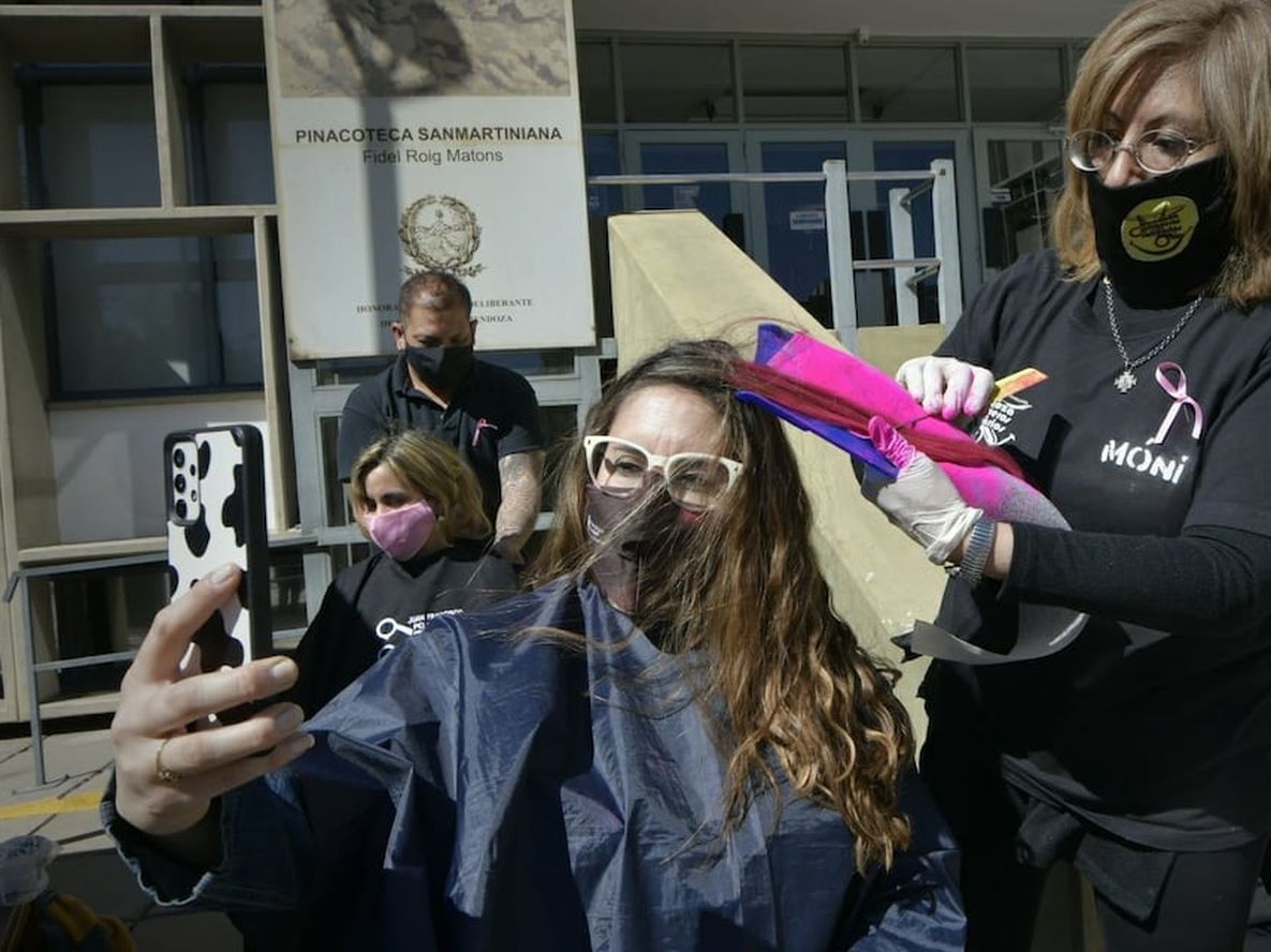 En la explanada de la Municipalidad de Ciudad un grupo de peluqueras tiñó mechones de pelo de rosado para concientizar en el mes de la lucha contra el cáncer de mama. Foto: Orlando Pelichotti / Los Andes.