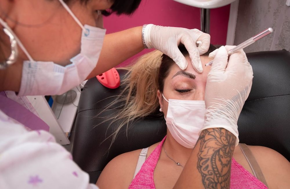 Eliana Caballero es esteticista y reconstruye cejas mediante la técnica de microblanding. Inició una campaña para poder juntar fondos y practicar el tratamiento sin costo para pacientes que perdieron sus cejas por la quimioterapia. Foto: Ignacio Blanco / Los Andes.