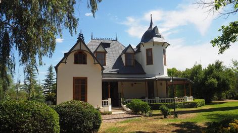pintura, esculturas y patrimonio: como es villa victoria lodge, el nuevo espacio artistico en coquimbito