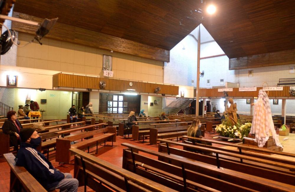 Las celebraciones religiosas se mantendrán al 50 por ciento de su capacidad. Habrá diversificación de horarios. Foto: Nicolás Rios / Los Andes.