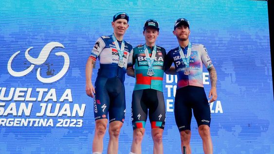 Sam Bennet, ganó la primera etapa.