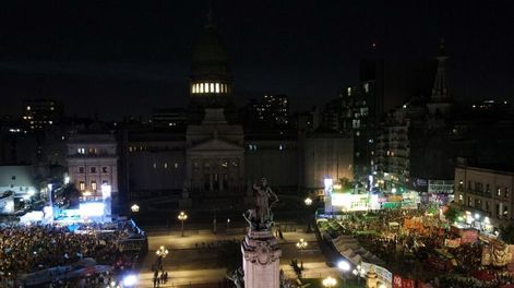 Los Andes | Una multitud de personas, a favor y en contra del aborto, hizo vigilia afuera del Congreso durante el debate por la ley de interrupción voluntaria del embarazo. Clarín