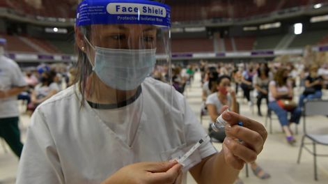 Los Andes | La vacunación contra el Covid-19 no es obligatoria, no evita el contagio, pero previene el desarrollo de cuadros graves. Foto: Orlando Pelichotti / Los Andes