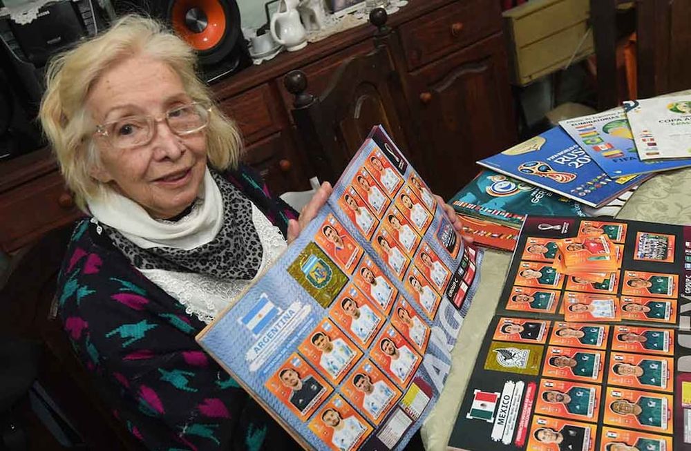 Día del jubilado y la abuela que todos queremos: con 75 años, Ana usa su jubilación para comprar figuritas del mundial. Foto: José Gutierrez / Los Andes