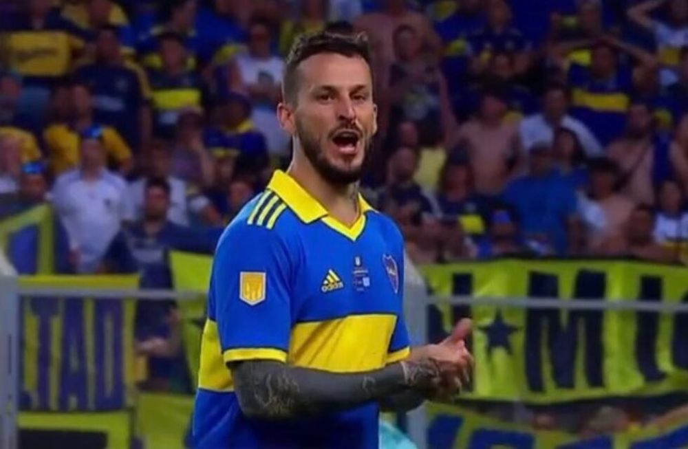 El polémico gesto de Darío Benedetto a las autoridades del partido.