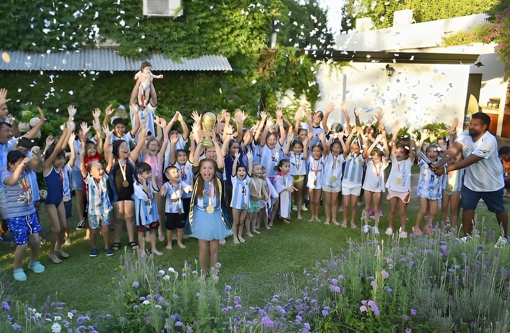 Anto es una nena que celebró su cumpleaños alzando la Copa del Mundo e imitando con sus invitados el festejo de la selección argentina.