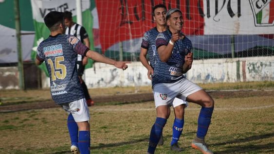 De la cabeza. Jonathan Ramírez festeja su tanto de cabeza, que le dio la victoria la conjunto de Rodeo de la Cruz. Gentileza / Prensa Deportivo Guaymallén.