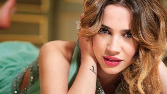 Celeste Cid ahora tiene pelo rosado
