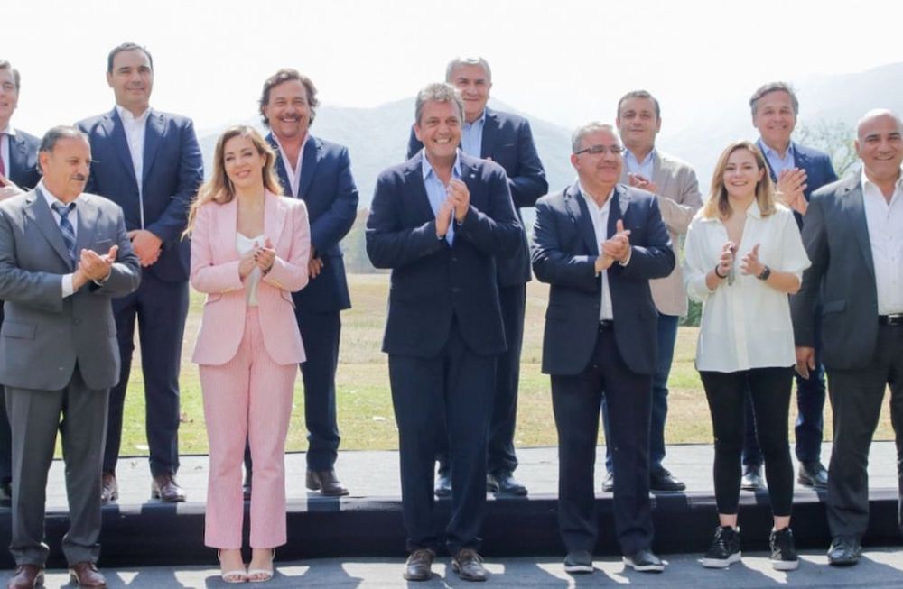 Los gobernadores del Norte Grande firmaron hoy la Declaración de Güemes con la consigna Sin federalismo no hay país y a través de la cual asumieron el firme e irrenunciable compromiso. Gentileza: Agencia Chaqueña de Noticias.