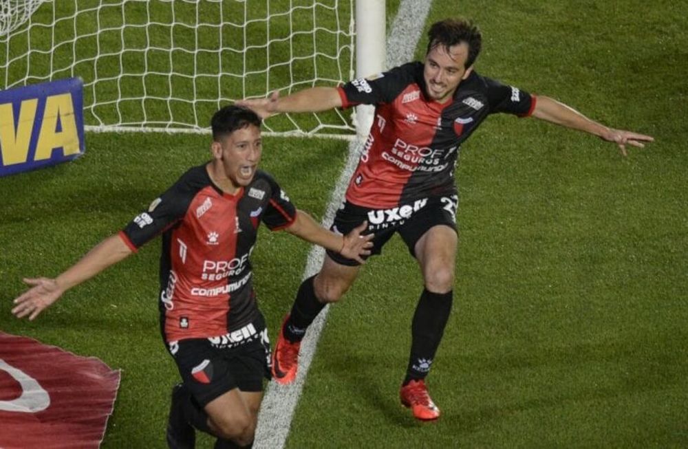 Colón de Santa Fe apabulló a Racing Club y se consagró campeón por primera vez en su historia.
