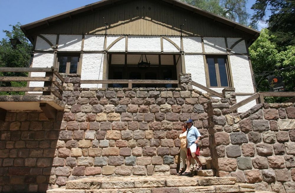 El chalet ubicado en el ex zoológico provincial fue pensado como residencia y luego transformado en hostería, que funcionó hasta los 80. En los últimos años funcionaba allí la administración del zoo.