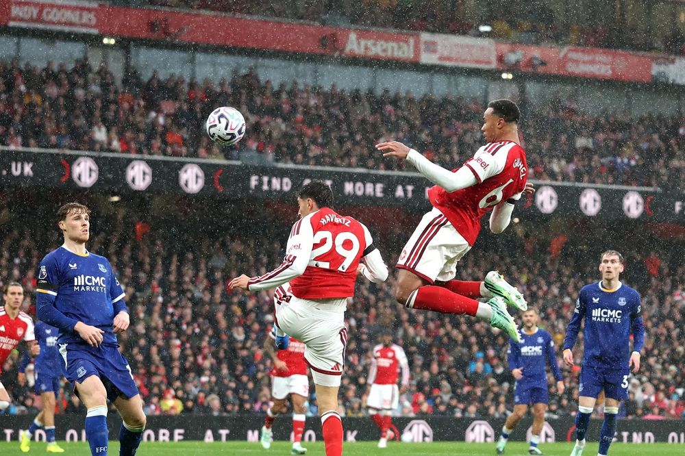Arsenal derrotó al Everton y aprovechó la caída del Manchester City para compartir la cima de la Premier League.