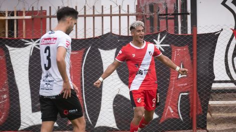 Los Andes | El Deportivo Maipú le ganó a Estudiantes de Buenos Aires por la Zona B fecha 29 de la Primera Nacional con un doblete de Ezequiel Almirón y sigue a tiro del líder Chacarita JuniorsFoto: Ignacio Blanco / Los Andes