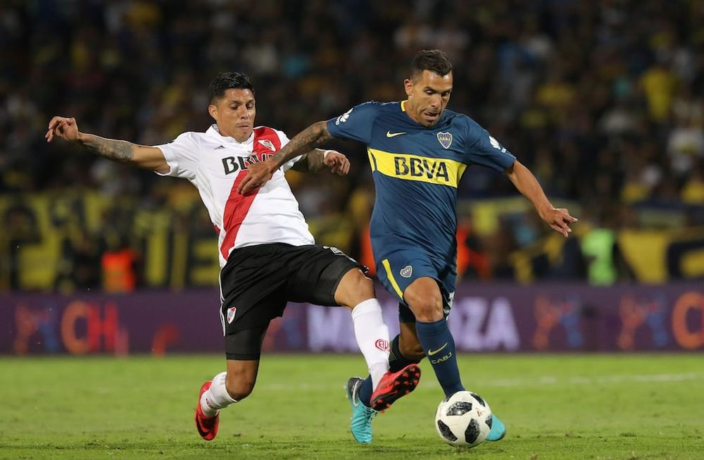 Enzo Pérez y Carlos Tevez, un duelo que seguramente se repetirá en el próximo superclásico. / archivo Los Andes