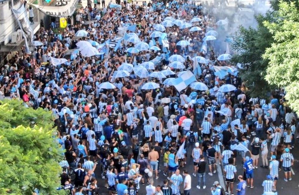 Impresionante fue el banderazo que realizó la gente de la Academía. / Gentileza.