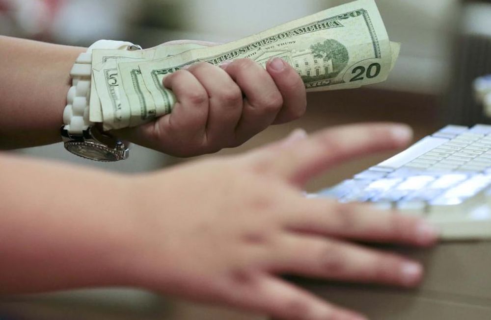 Los argentinos que tienen margen de ahorro y no pueden comprar divisas en los bancos por el cepo cambiario terminan en las agencias informales.