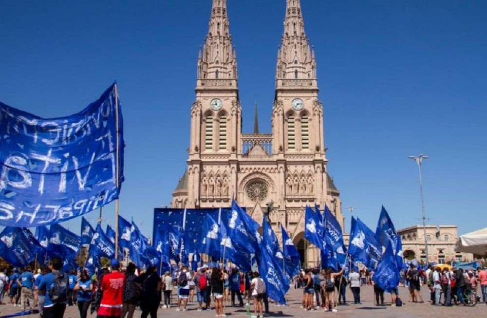 Según los involucrados, el dinero era para el transporte de militantes K que acudieron a un acto por los ocho años de pontificado del papa Francisco - Twitter @movimientoevita