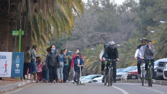 A pesar del pedido de aislamiento por parte del gobierno provincial, el parque general San Martín se encontró con un gran caudal de gente durante el fin de semana en Mendoza. - Nicolás Ríos / Los Andes