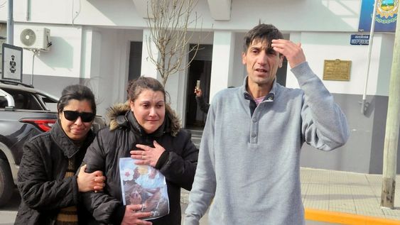 Mariela Flores (centro) y Martín Sperani (derecha) son los padres de Joaquín Sperani. (Gentileza Nexos del Sur)