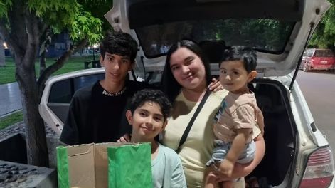 Natalia Barros junto a sus hijos. 