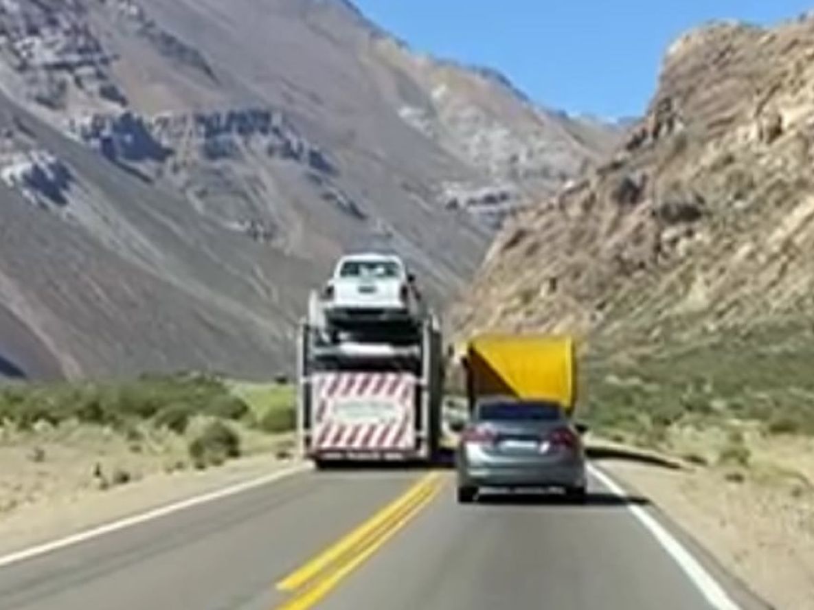 Camión sobrepasa la doble línea amarilla y casi provoca una tragedia en la ruta 7 (Captura de video - Archivo)