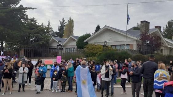 Un grupo de padres auto convocados se manifestaron frente a la casa de Cristina Kirchner para pedir por la apertura de los colegios. Foto: Gentileza.