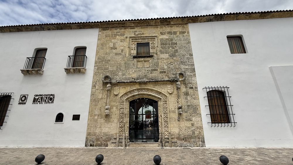 La primera casa residencial construida en América perteneció a la familia de Diego Colón y hoy funciona como museo histórico.