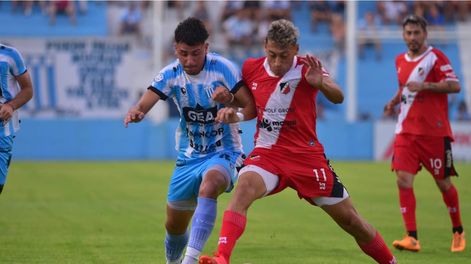 Racing y Deportivo Maipú, por la sexta fecha de la Zona B de la Primera Nacional, en Nueva Italia. (Ramiro Pereyra / La Voz)