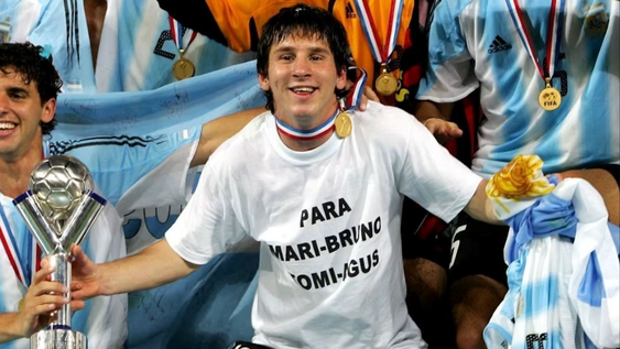 Lionel Messi con la Copa del Mundo Sub 20 de Holanda 2005 y una dedicatoria inolvidable.