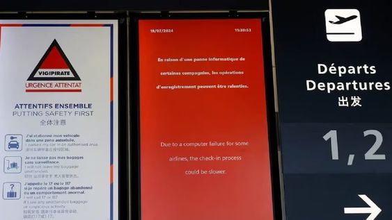 Falla de Crowdstrike afectó a bancos y aeropuertos de todo el mundo. En la foto, una pantalla que avisa del error en Orly (Francia) / Gentileza