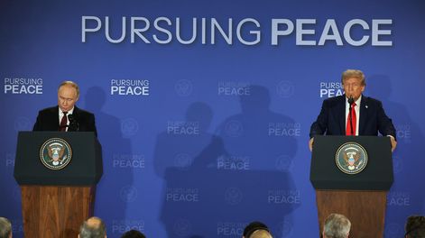 El presidente de Rusia, Vladimir Putin (i), habla durante una declaración conjunta con su homólogo de Estados Unidos, Donald Trump, este viernes, en Anchorage (Estados Unidos). 