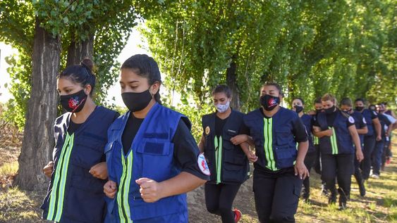 Bomberas de Tupungato, de madres, estudiantes, enfermeras, cosechadoras a bomberas voluntarias. Fotografía: Mariana Villa.
