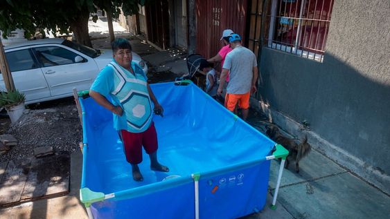 Piletas de lona, calorEn muchos barrios populares del gran Mendoza, los vecinos arman sus piletas de lona en la vereda o en las calles debido a las altas temperaturas que se registran por estos días.Omar Pinto limpia su pileta que armo en el frente de su casa en el barrio Pedro Molina.Foto: Ignacio Blanco / Los Andes