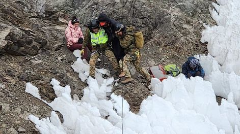 Los Andes | Tres jóvenes andinistas argentinos fueron rescatados en la Cordillera de los Andes tras sufrir un incidente mientras ascendían el Cerro Santa Elena, ubicado a 4.571 metros sobre el nivel del mar. ( Foto: Twitter Ejército de Chile).