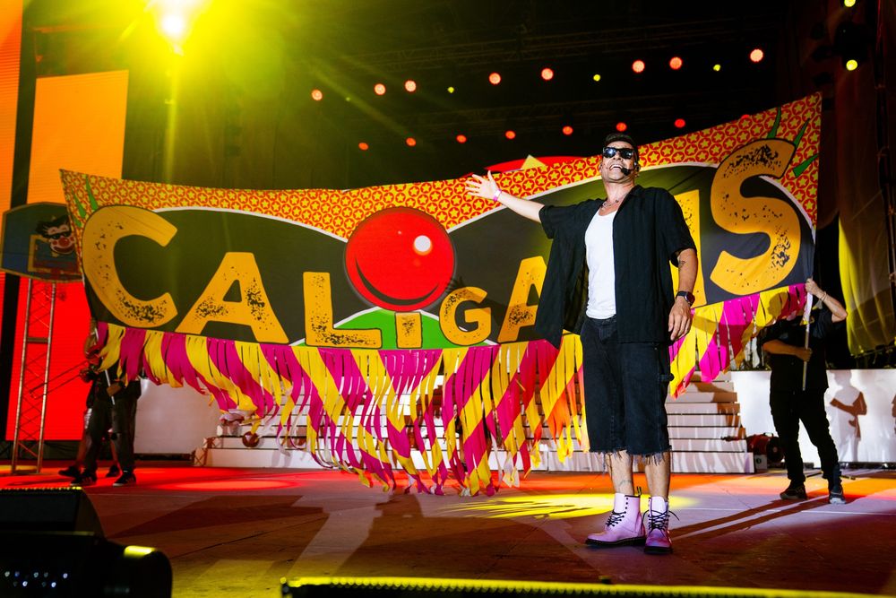 Raúl Sencillez, al mando de la celebración: carisma, complicidad y energía arrolladora en el cierre de la tercera noche.